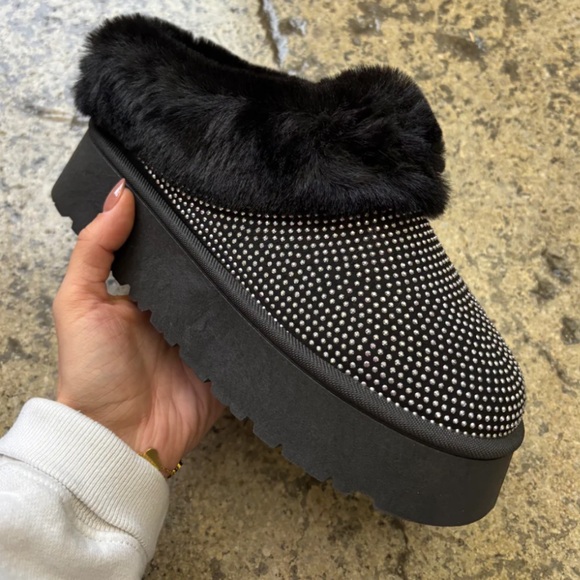 NEW ADORABLE RHINESTONES PLATFORM FAUX FUR BLACK SHOES - Picture 2 of 6